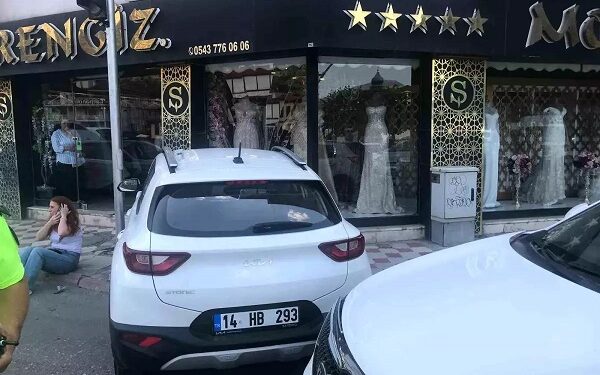 Avtomobil mağazaya çırıpıldı