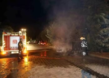 Parklanmış vəziyyətdə olan avtomobil yandı