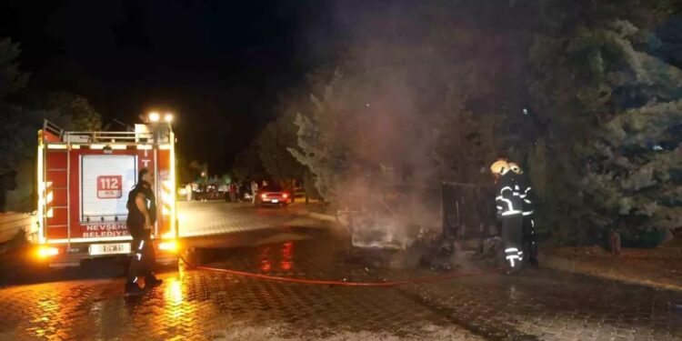 Parklanmış vəziyyətdə olan avtomobil yandı