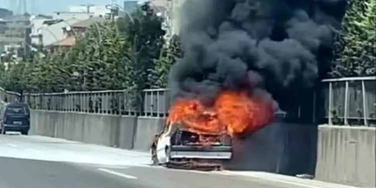 Hərəkətdə olan avtomobil yandı