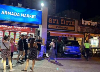 Avtomobil şirniyyat sexinə çırpıldı