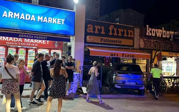 Avtomobil şirniyyat sexinə çırpıldı