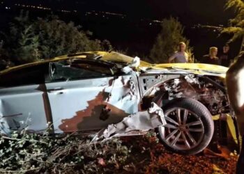 Toqquşan avtomobillərdən biri yol kənarına aşdı