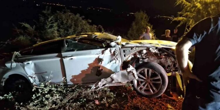 Toqquşan avtomobillərdən biri yol kənarına aşdı