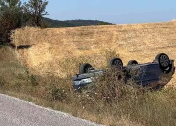 Avtomobil yol kənarına aşdı: 3 yaralı