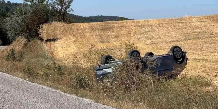 Avtomobil yol kənarına aşdı: 3 yaralı