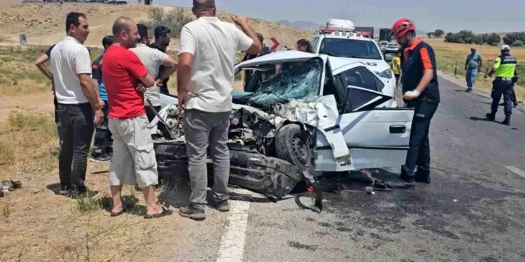 Minik avtomobili və yük maşını toqquşdu: 1 ölü, 3 yaralı