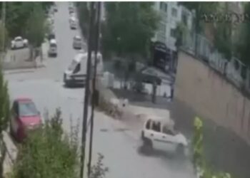 Minik avtomobili iki piyadanı vurdu