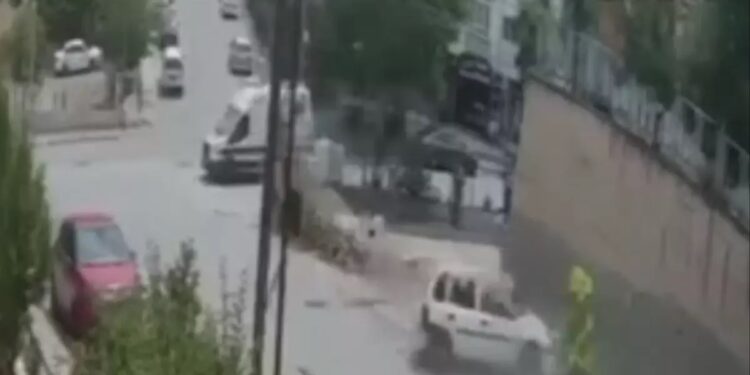 Minik avtomobili iki piyadanı vurdu