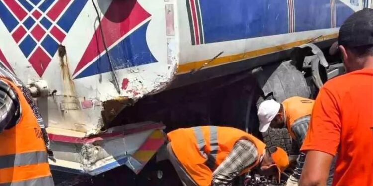 Minik avtomobili və su maşını toqquşdu: 1 ölü