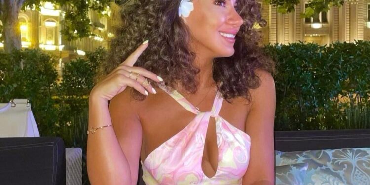 Mehin Hümbətovadan cəsarətli paylaşım – Dekolteli geyim izləyiciləri heyran qoydu