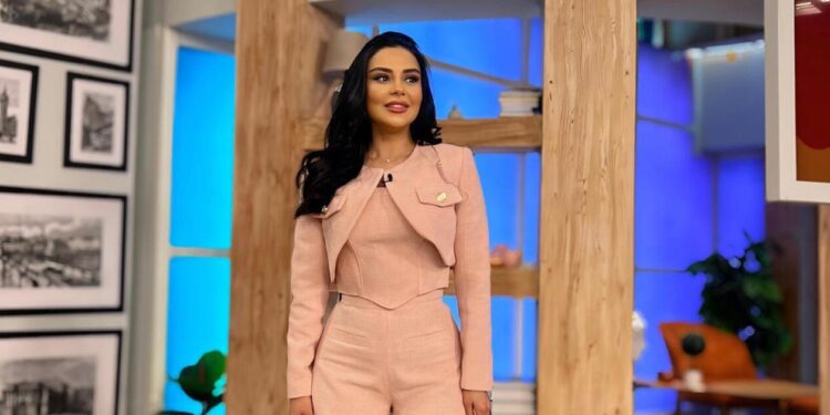 Vüsalə Əlizadənin efirdəki geyimi sosial şəbəkədə müzakirələrə səbəb oldu – VİDEO