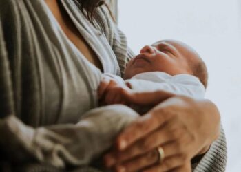 Bakıda 16 yaşlı qız ana oldu – Əri qanunsuz nikaha görə həbs edildi