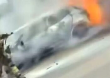 Mühərriyində problem yaranan avtomobil yandı