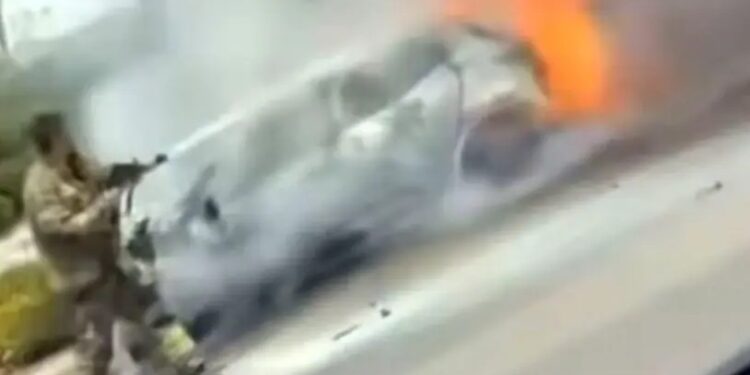 Mühərriyində problem yaranan avtomobil yandı