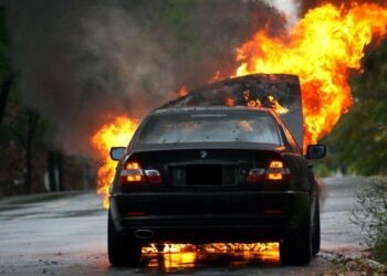 Bakıda BMW yandı – VİDEO