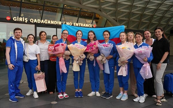Bədii gimnastika üzrə qrup hərəkətləri komandası vətənə dönüb