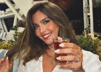 Van Dammın gəlini Suada Hacızadə Bakıdan paylaşım etdi – “Çay içməyi, xüsusilə Xəzər dənizi mənzərəsi ilə çox sevirəm”