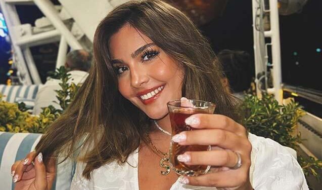 Van Dammın gəlini Suada Hacızadə Bakıdan paylaşım etdi – “Çay içməyi, xüsusilə Xəzər dənizi mənzərəsi ilə çox sevirəm”