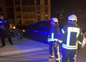 Minik avtomobili yerüstü keçidə çırpıldı