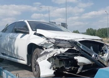 Minik avtomobili baryerlərə çırpılıb: 4 yaralı