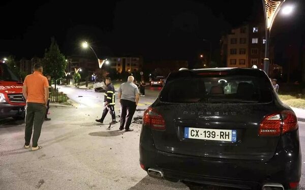 İki "Porsche" markalı avtomobil toqquşdu: 2 yaralı