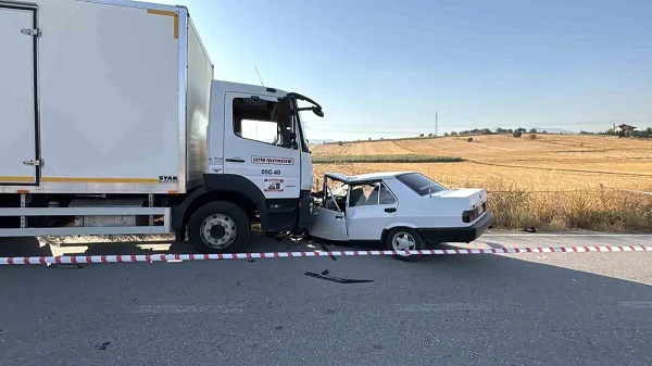 Minik avtomobili və yük maşını toqquşdu: 21 yaşlı gənc öldü