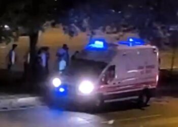 Minik avtomobili piyadanı vurdu