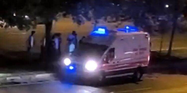 Minik avtomobili piyadanı vurdu