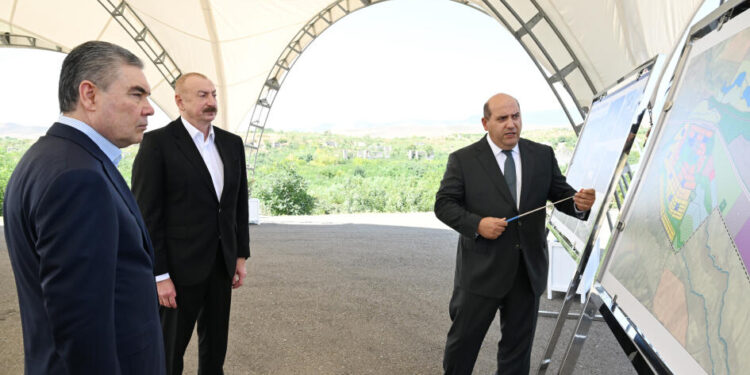 İlham Əliyev və Qurbanqulu Berdiməhəmmədov Füzuli şəhərinin dağıdılmış yerlərinə baxıblar - FOTOLAR