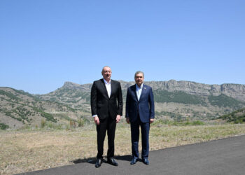 İlham Əliyev və Qurbanqulu Berdiməhəmmədov Daşaltı kəndinin fonunda şəkil çəkdiriblər – FOTOLAR