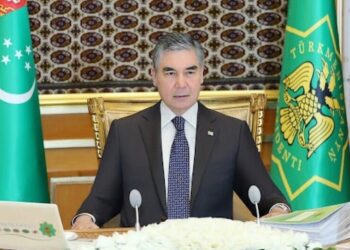 Qurbanqulu Berdiməhəmmədov Fəxri xiyabanda Ulu Öndər Heydər Əliyevin məzarını ziyarət edib