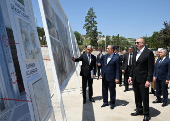 İlham Əliyev və Qurbanqulu Berdiməhəmmədov Yeni Şuşa məscidində tikinti işlərinin gedişi ilə tanış olublar – FOTOLAR