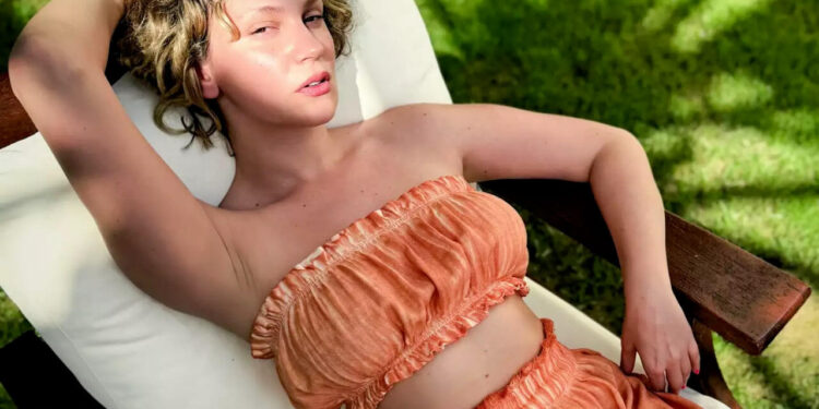 “Görüntülü zəng edirəm ki, üzümə deyin”