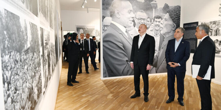 Prezident və Qurbanqulu Berdiməhəmmədov “Heydər Əliyev və Qarabağ” sərgisi ilə tanış olublar - FOTOLAR