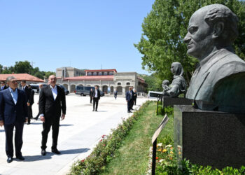 İlham Əliyev və Qurbanqulu Berdiməhəmmədov Bülbülün və Üzeyir Hacıbəylinin gülləbaran edilmiş heykəllərinə baxıblar – FOTOLAR