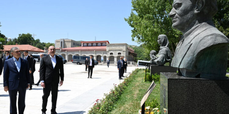 İlham Əliyev və Qurbanqulu Berdiməhəmmədov Bülbülün və Üzeyir Hacıbəylinin gülləbaran edilmiş heykəllərinə baxıblar - FOTOLAR