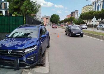 Avtomobil divara çırpıldı: Sürücü yaralandı