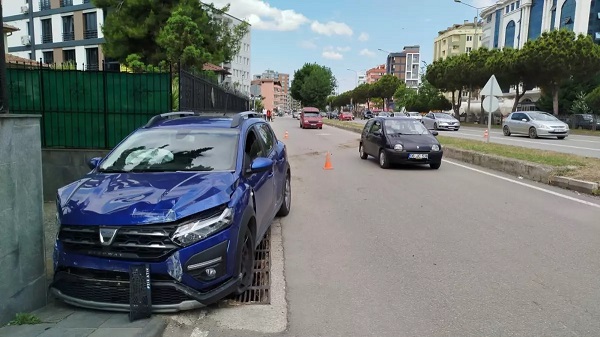 Avtomobil divara çırpıldı: Sürücü yaralandı