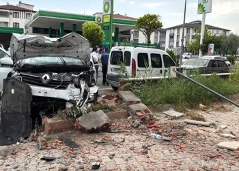 İki avtomobil toqquşdu: 3 yaralı