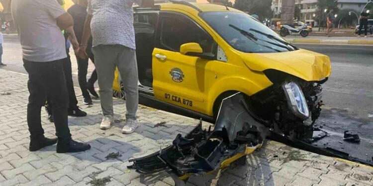 Minik avtomobili və taksi fəaliyyəti məşğul olan avtomobil toqquşdu: 7 yaralı