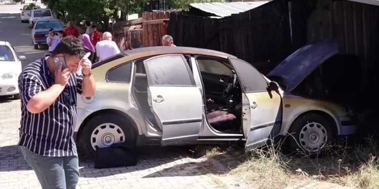 Quru otların yanması avtomobilə ziyan vurdu