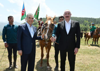 Qurbanqulu Berdiməhəmmədova Cıdır düzündə “Dostluq” adlı Qarabağ atı hədiyyə edilib – FOTOLAR