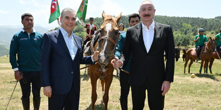 Qurbanqulu Berdiməhəmmədova Cıdır düzündə “Dostluq” adlı Qarabağ atı hədiyyə edilib - FOTOLAR