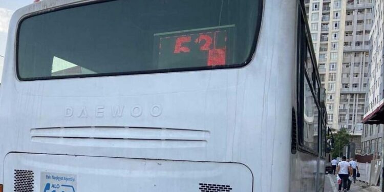 Sumqayıtda marşrut avtobusu işıq dirəyinə çırpıldı - yaralılar var - VİDEO