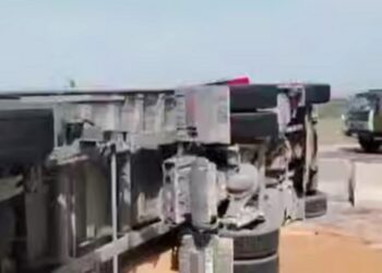 Hacıqabulda TIR aşdı, taxıl yola dağıldı – VİDEO