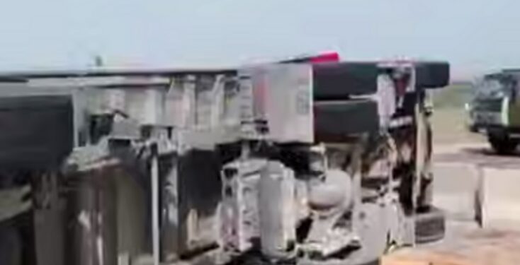 Hacıqabulda TIR aşdı, taxıl yola dağıldı - VİDEO