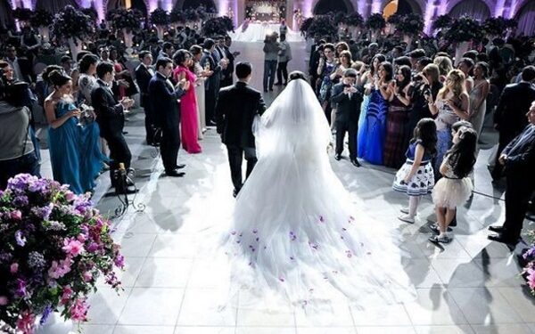 Model Nikol Trunfionun şəffaf geyimi məşhur toyda gündəm oldu – Fotolar