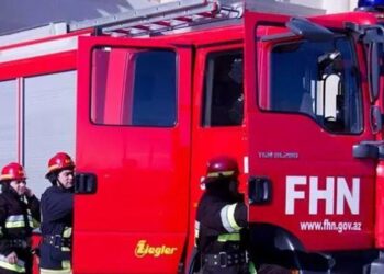 Azərbaycanda tikinti materialları mağazası yanır