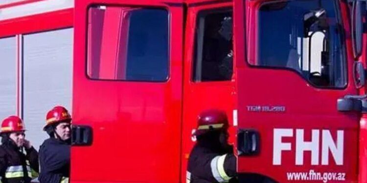 Azərbaycanda tikinti materialları mağazası yanır